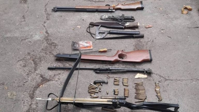 Se hallaron armas largas y municiones