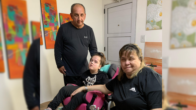 Eduardo inició una huelga de hambre para reclamar la cobertura de la obra social IPROSS para los tratamientos de su hija Kiara y su esposa Karina.&nbsp;