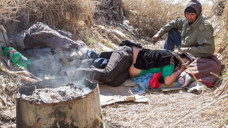 La escena es dramática. Los vecinos del Mapu reclamaron ayuda para la pareja y muchos se acercan durante el día para llevarles alimentos.