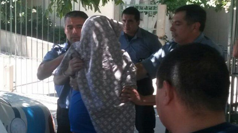 Condenado a un año y medio por tatuarle el glúteo a su pareja