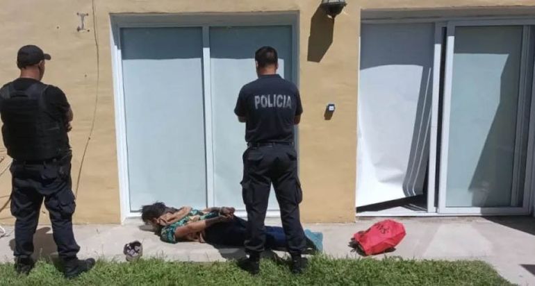 El ladrón fue atrapado por policías de Las Grutas cuando salía por una ventana de una vivienda de alquiler turístico. 