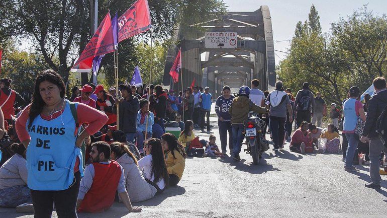 Organizaciones sociales cortan a los puentes carreteros
