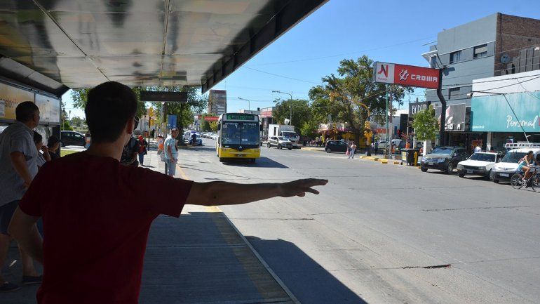 Denunció que un hombre miraba porno y la manoseó en el colectivo en Neuquén