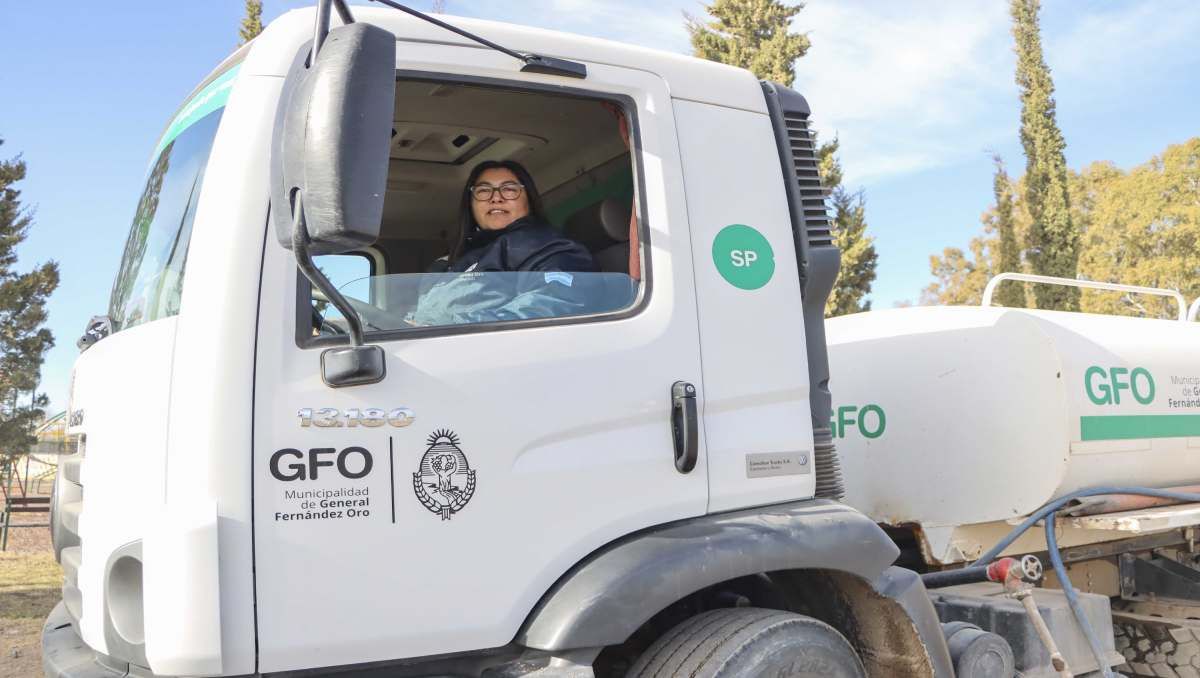 Angelina conducción: de barrendera a manejar el camión municipal