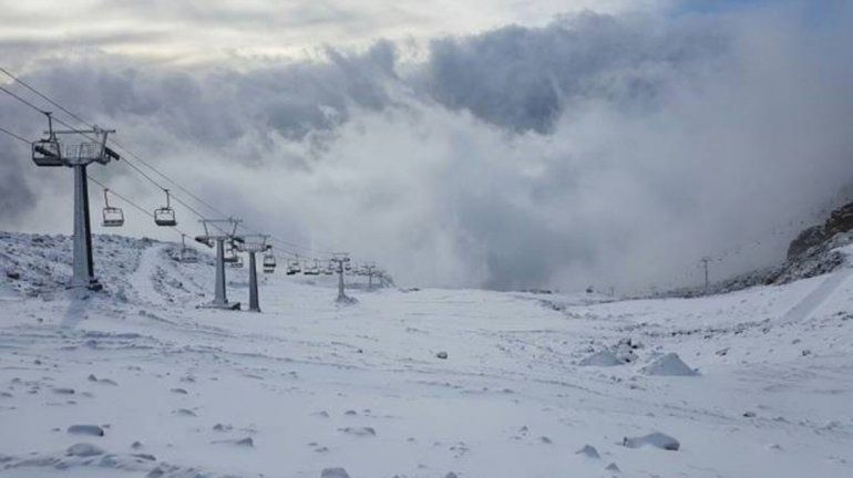 Una nevada sorprendió a turistas en la cordillera