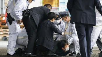 tiran una bomba de humo en plena visita del primer ministro de japon