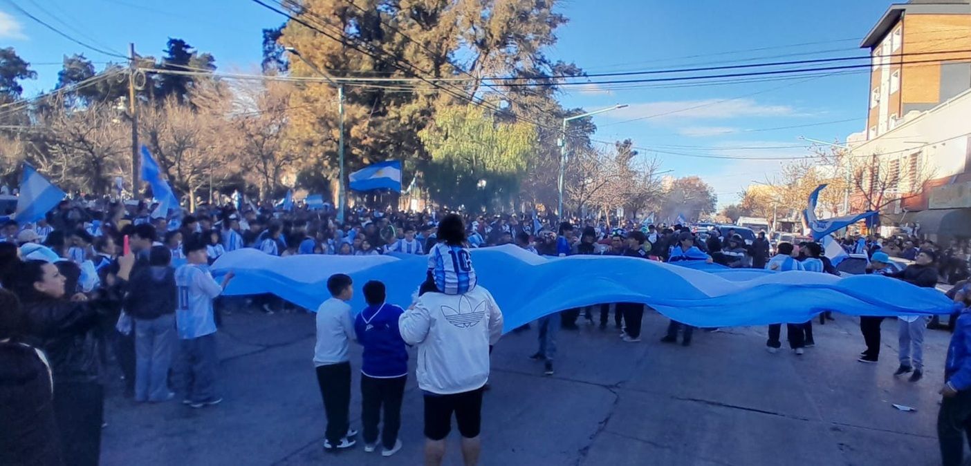 El centro de la ciudad estalló tras el triunfo de la Albiceleste. Fotos: Antonio Spagnuolo.