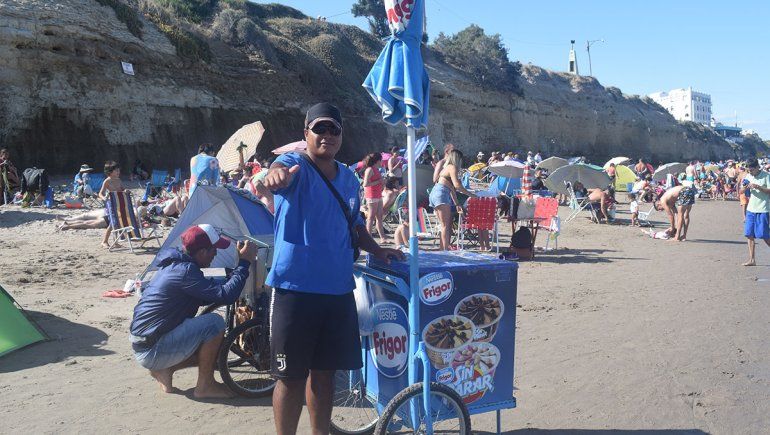 El vendedor ambulante que hace un show en Las Grutas