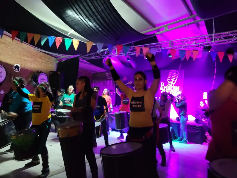 La promoci&oacute;n de propuestas art&iacute;sticas es fundamental para el Almac&eacute;n Cultural, que no defrauda en la organizaci&oacute;n de sus eventos. Pero, adem&aacute;s, se dedica a la preparaci&oacute;n de comida para buffet, para viandas y para pedidos que le realicen los vecinos, entre otras actividades.