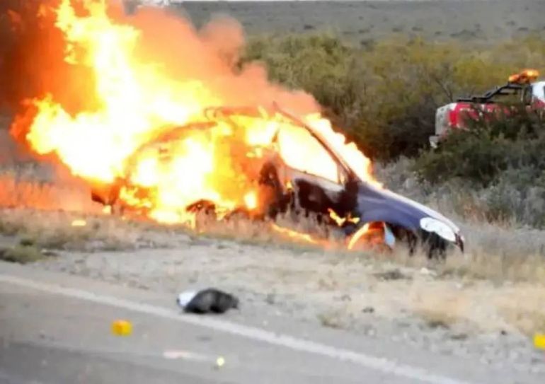 Las imágenes del auto en llamas aquel triste día. Foto: Andrés Caballeri.