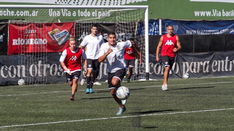 Seguel es el comodín en la defensa albinegra. Le tocó jugar de lateral por izquierda