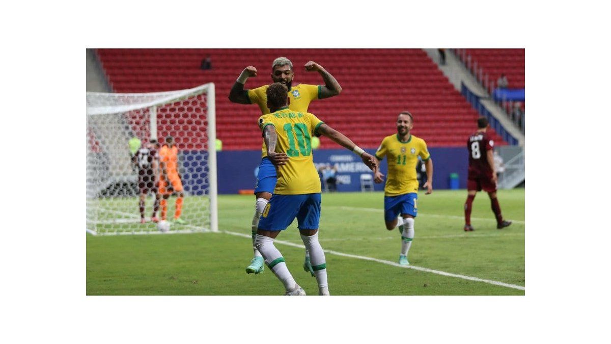 Brasil goleó a Venezuela en el debut del torneo continental