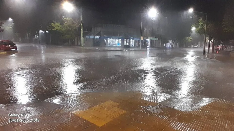 Una imagen de la lluvia de la última tormenta en Cipolletti. Foto Antonio Spagnuolo.