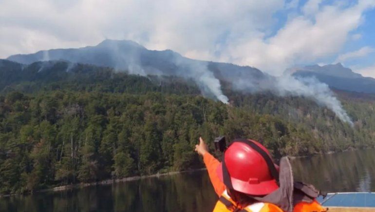 Volvió a activarse el incendio en la zona de Lago Martín