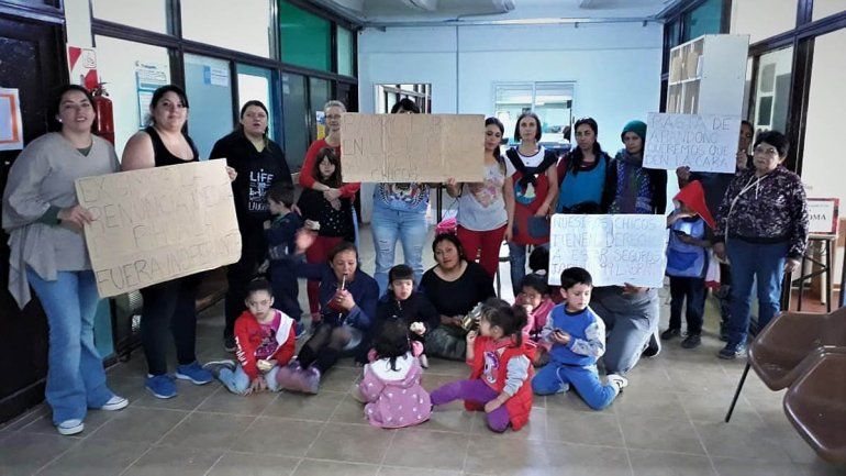Protestaron en el CPE por el agua contaminada del Jardín 9