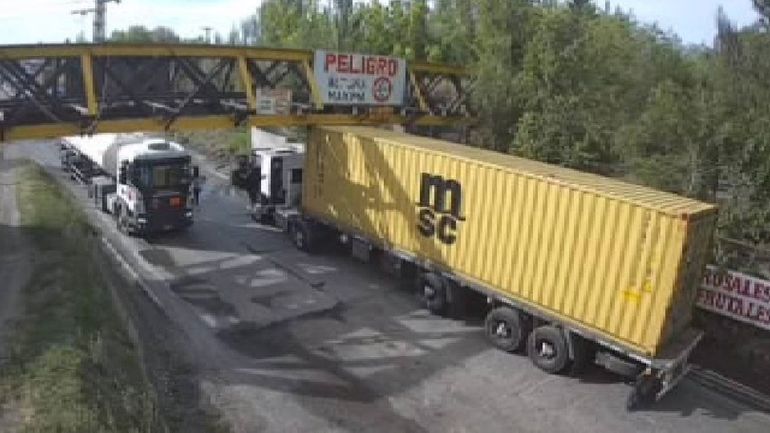 El camión chochó el puente ferroviario varias veces. 