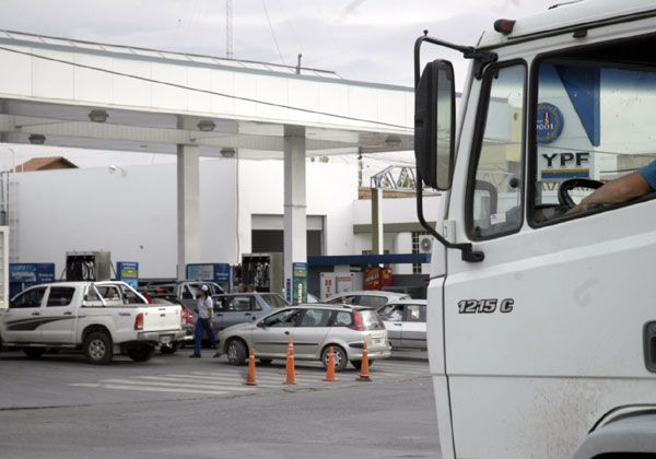 La gran demanda de combustible vació varias estaciones en Cipolletti