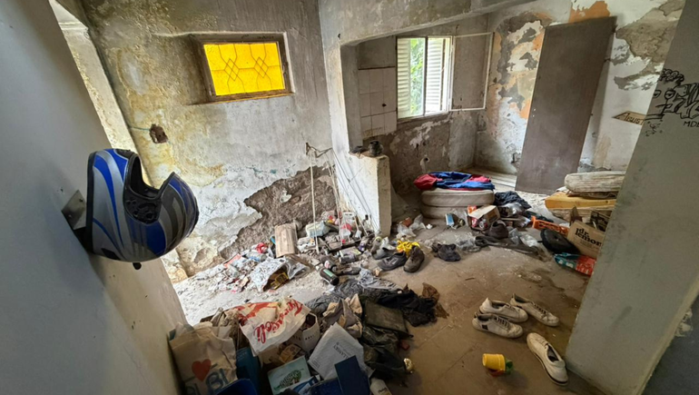 La vivienda estaba deshabitada, pero era utilizada por personas que no vivían en el barrio y que se reunían a consumir y beber.