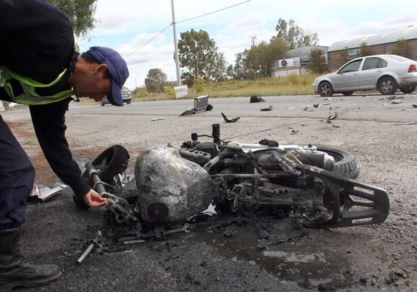 Chocó y se le prendió fuego la moto: se salvó de milagro