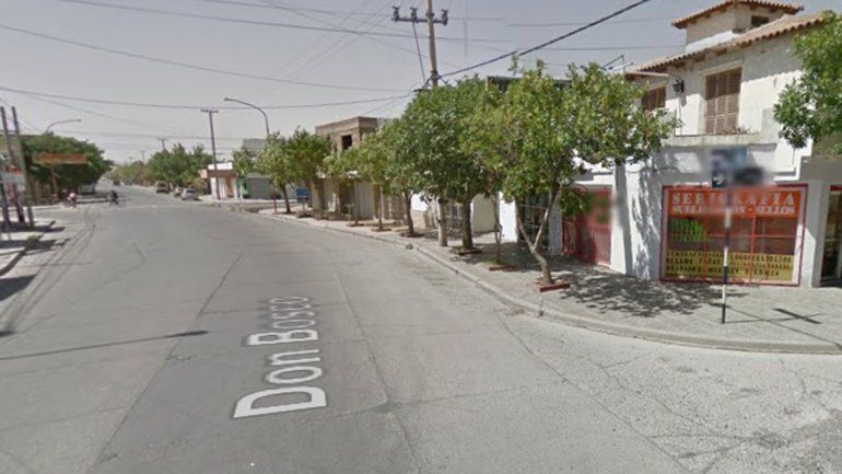 Se tiró a la calle para confundirlas e intentó robarles 