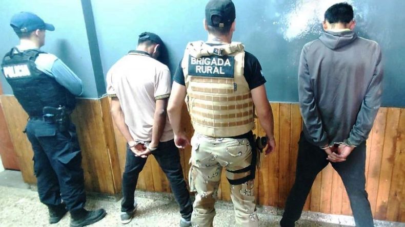 Los dos jovenes atrapados en una chacra de Lamarque a la que habían entrado a robar duraznos y pelones. | LMCipolletti.com Los dos jovenes atrapados en una chacra de Lamarque a la que habían entrado a robar duraznos y pelones.