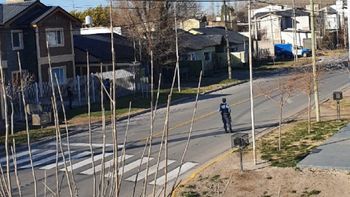 un vecino apunalo a un policia en plottier y se atrinchero en su casa