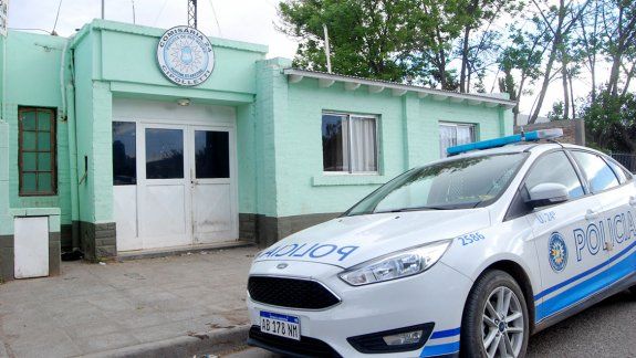 Rompió a piedrazos la vidriera de una pizzería y se robó $1 mil