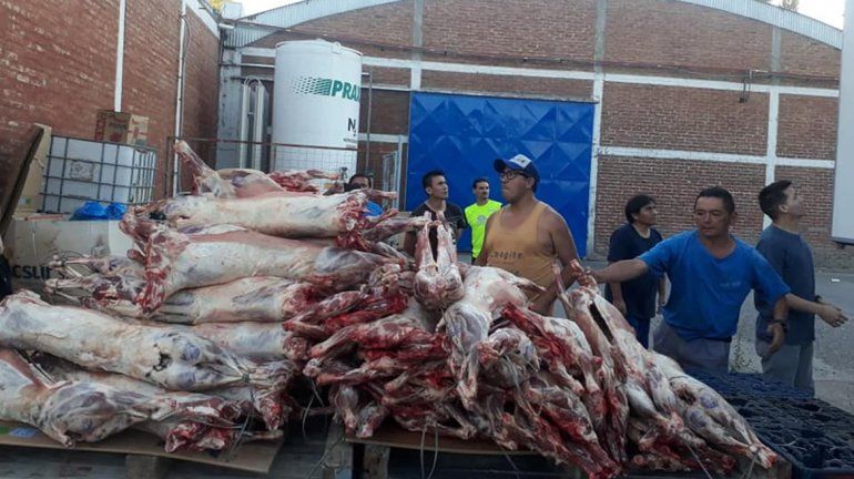 Una cooperativa donó corderos y cerveza a obreros de Interlagos