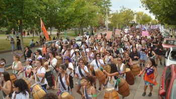 La movilización se llevó a cabo por distintas calles de la ciudad y convocó a cientos de mujeres.&nbsp;