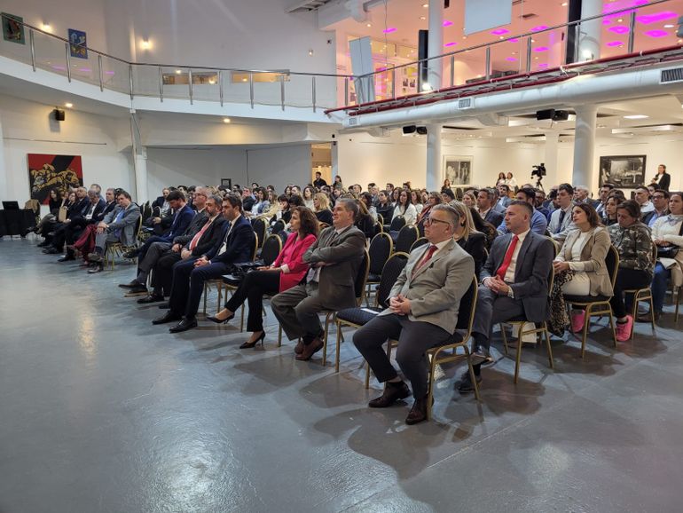 Acompa&ntilde;aron del acto, autoridades judiciales de R&iacute;o Negro, Neuqu&eacute;n junto al Gobernador e Intendente de la ciudad.