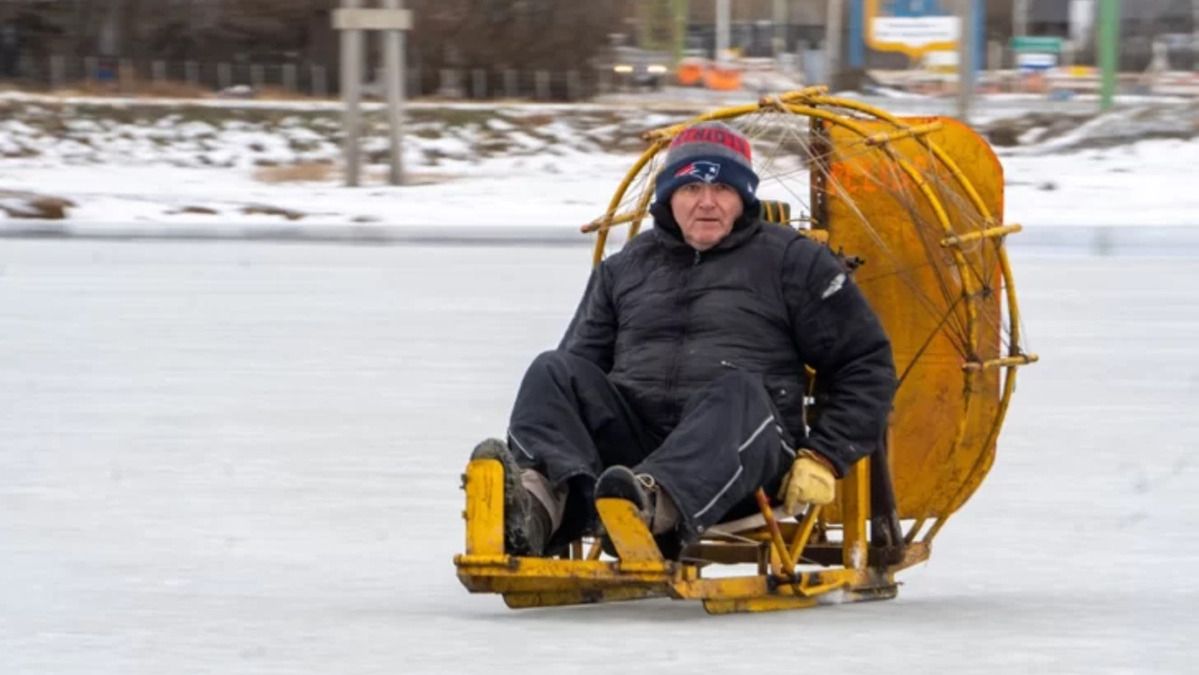 Santa Cruz: Daniel Schupbach en su trineo, por el hielo de Río Gallegos.
