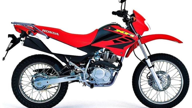 Una Honda 125 tipo en duro fue incautada al ladrón que participó en el robo del celular a una vecina. 