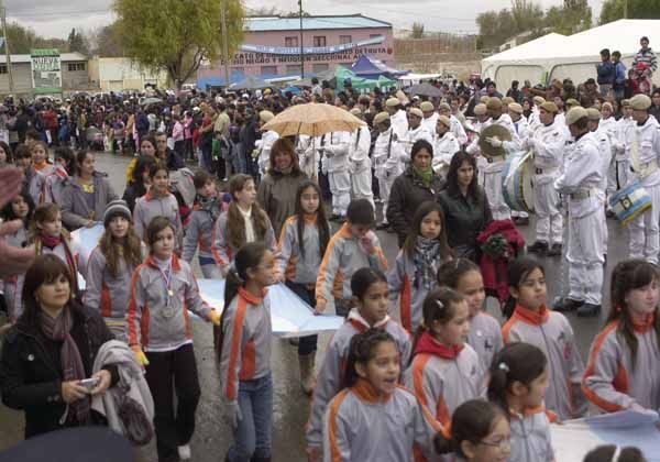 Multitudinario desfile por el Centenario en Allen