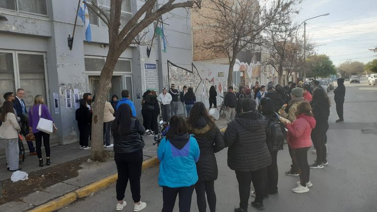 Un gran número de personas acompañó desde afuera a la espera del dictamen, a pesar del frío.