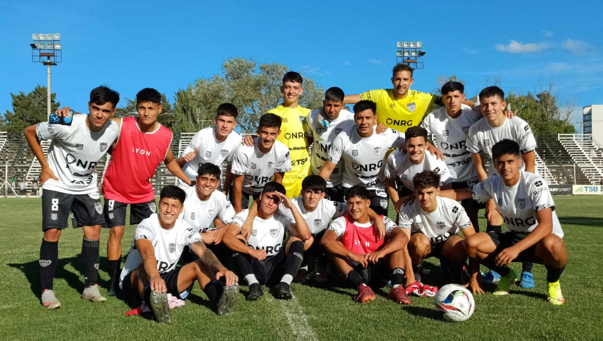 El plantel de Cipolletti festejó su pase a semifinales del Clausura. Fotos: gentileza Victoria Sánchez, Cipo Pasión.