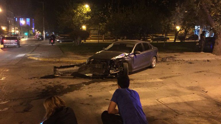Chocaron dos autos en plena avenida y uno terminó contra un árbol