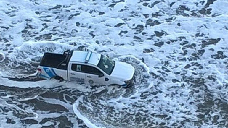 Una camioneta de la Policía rionegrina fue arrastrada por la marea