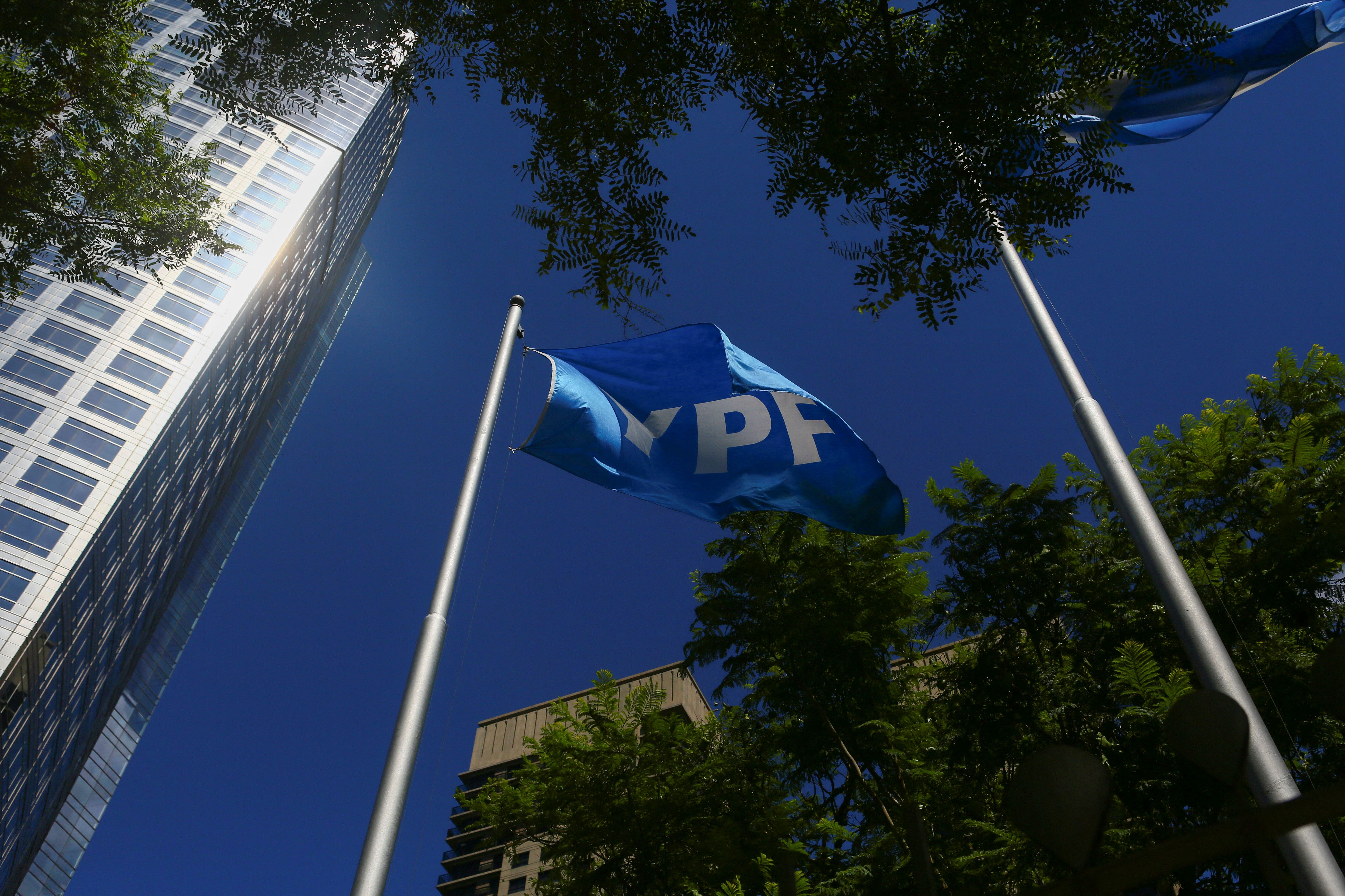Foto de archivo - Sede de YPF en Buenos Aires. REUTERS/Matias Baglietto