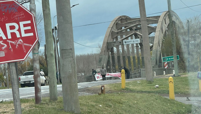 Empleados del boliche Sens cortan el puente carretero entre Neuquén-Cipolletti. Desvían por el puente paralelo