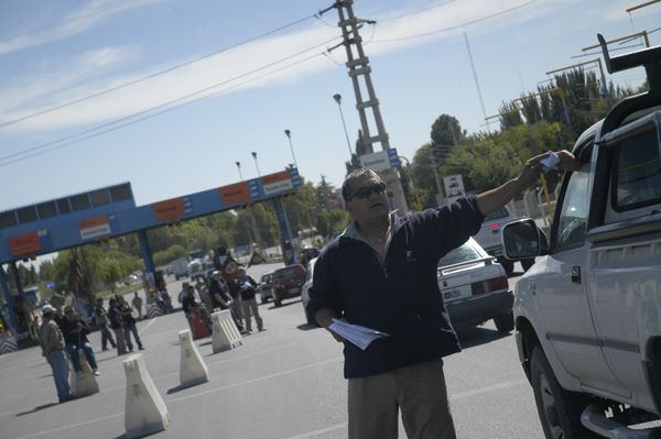 Volanteada de obreros ceramistas en los puentes