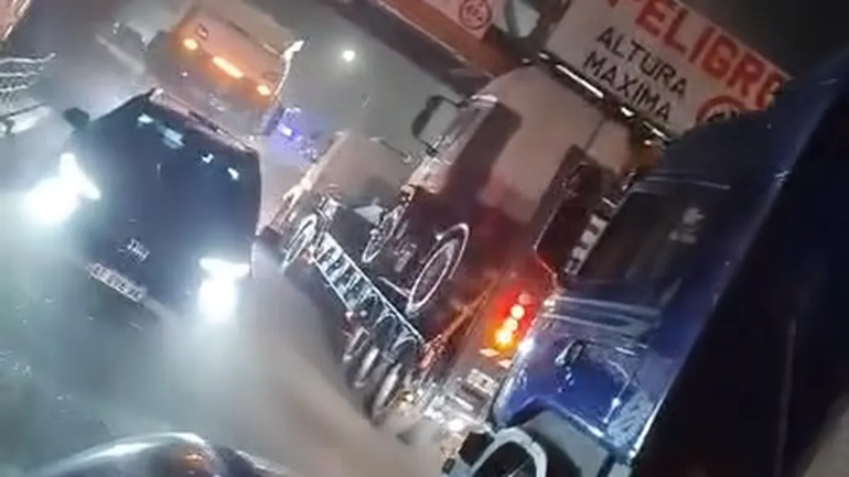 El nuevo choque del puente se registró en la noche del lunes.