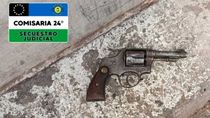 lo atraparon con un revolver que habia escondido muy bien en su cuerpo