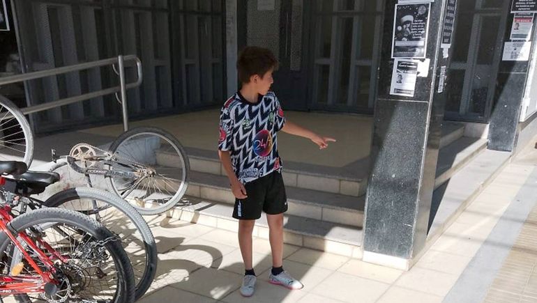 Valentín en la puerta del Juzgado de Cipolletti. A pura valentía, le contó sus deseos al propio juez. Valentín en la puerta del Juzgado de Cipolletti. A pura valentía, le contó sus deseos al propio juez.