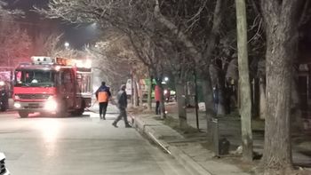 Bomberos apagaron el incendio que se desató en un inmueble de Río Neuquén casi Alem. Vecinos contaron que ayudaron a retirar a un hombre en silla de ruedas. 