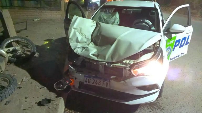 El patrullero de la Comisaría de Fernández Oro resultó con graves daños por el choque del motociclista.&nbsp;