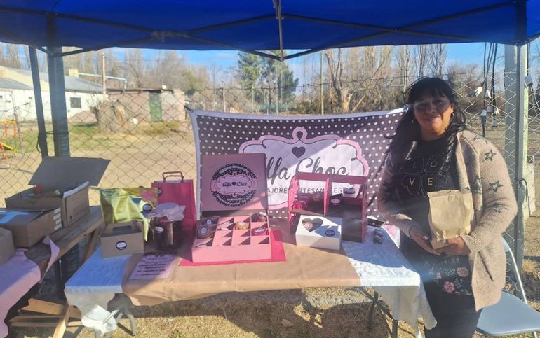 Mary jugó de local el domingo en la feria en la ex Isla 10, donde vive y elabora los alfajores artesanales.