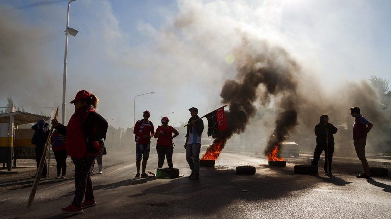 Los manifestantes bloquearon de manera total el tránsito en la Ruta 22