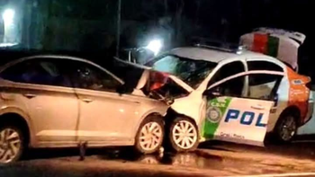 Un automóvil chocó a un patrullero mientras se encontraban desviando el tránsito sobre ruta 22.