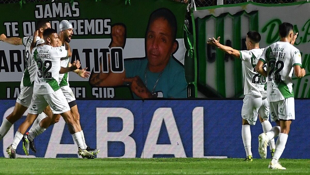 Santiago Giménez festeja el gol agónico que significó la salvación definitiva de Banfield y dejó a Colón en el último puesto de la tabla anual.