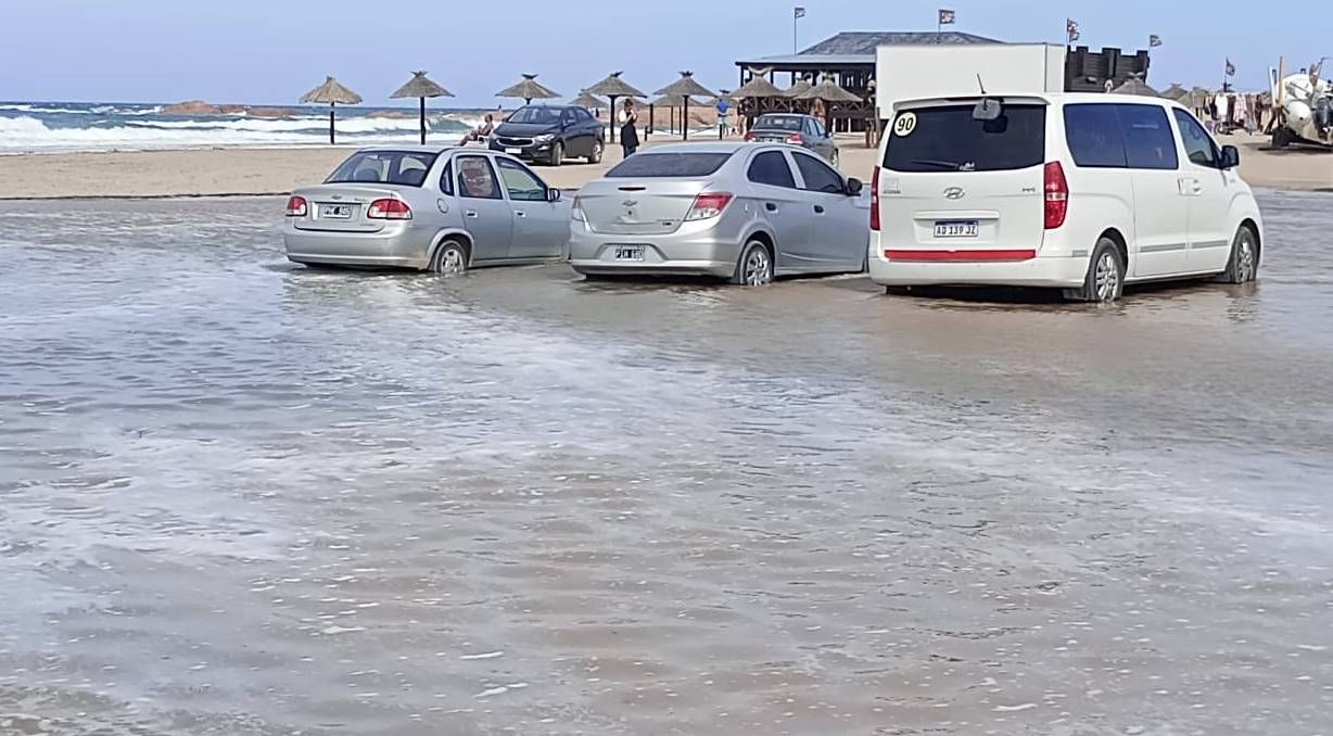 Autos atrapados por la marea extraordinaria en Las Grutas. Una postal que Prefectura intenta que no se repita.